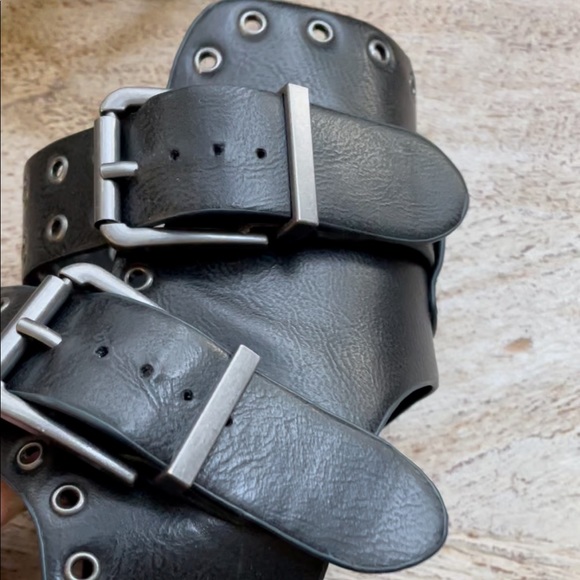 SOLD🕷 MIA black strappy buckle sandals with grungey grommet embellishments 🕷 - Picture 4 of 9